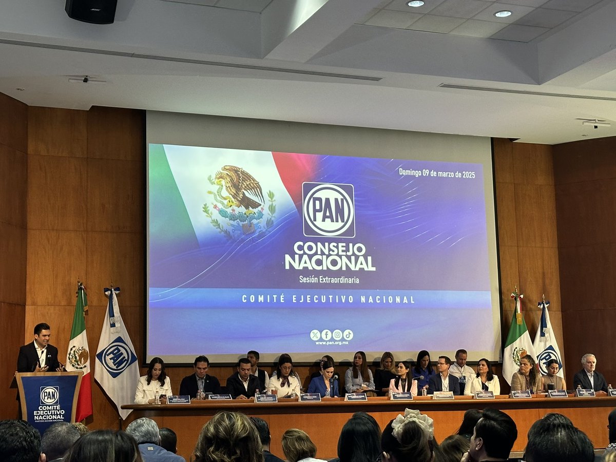 VictorZanella's tweet photo. México es tierra de historia, esfuerzo y valores que nos unen. En el #ConsejoNacionalPAN, reafirmamos nuestro compromiso de cambiar la forma de hacer las cosas y servir con honestidad. Con las pilas bien puestas, seguimos trabajando por la gente, por Guanajuato y por México. 💙🇲🇽 https://t.co/k6BC8EYcSa
