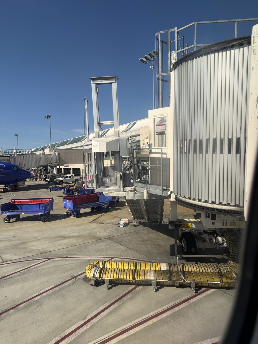 hackdefense's tweet image. On @SouthwestAir flight 2327, SJC to LAX at 3:45 pm.

Hope these aren't your bags!  These are gate-checked bags that staff tossed on to the conveyor belt but "missed."