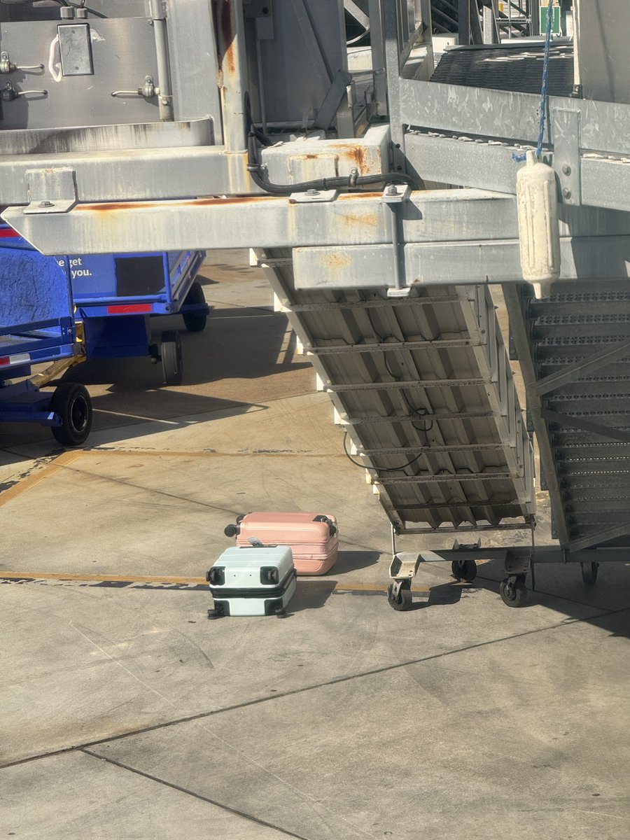 hackdefense's tweet image. On @SouthwestAir flight 2327, SJC to LAX at 3:45 pm.

Hope these aren't your bags!  These are gate-checked bags that staff tossed on to the conveyor belt but "missed."