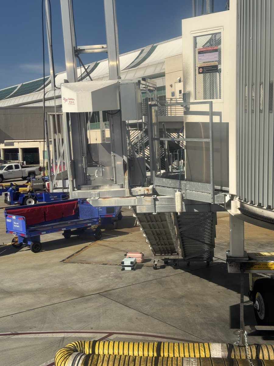 hackdefense's tweet image. On @SouthwestAir flight 2327, SJC to LAX at 3:45 pm.

Hope these aren't your bags!  These are gate-checked bags that staff tossed on to the conveyor belt but "missed."
