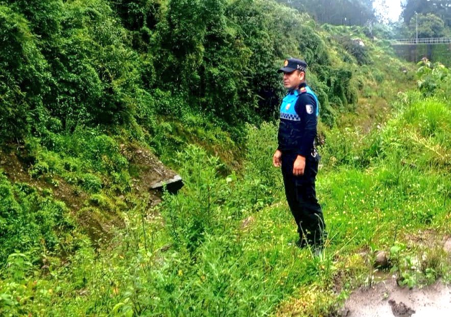 agentesdequito's tweet photo. 👮🏻♀️ #QuitoVerde | Los caudales y bases de captación de las quebradas El Tejado, Armero y Rumipamba son vigilados y monitoreados por nuestro personal para disminuir el riesgo de accidentes durante esta época lluviosa.
⚠️ La prevención salva vidas.
#SomosAgentesDeQuito💙 https://t.co/oGmJjEUPJf