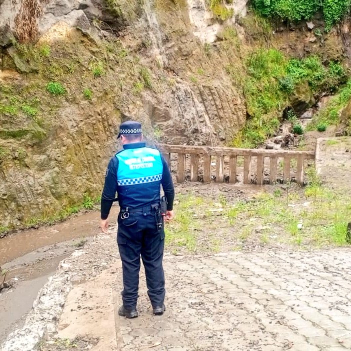 agentesdequito's tweet photo. 👮🏻♀️ #QuitoVerde | Los caudales y bases de captación de las quebradas El Tejado, Armero y Rumipamba son vigilados y monitoreados por nuestro personal para disminuir el riesgo de accidentes durante esta época lluviosa.
⚠️ La prevención salva vidas.
#SomosAgentesDeQuito💙 https://t.co/oGmJjEUPJf