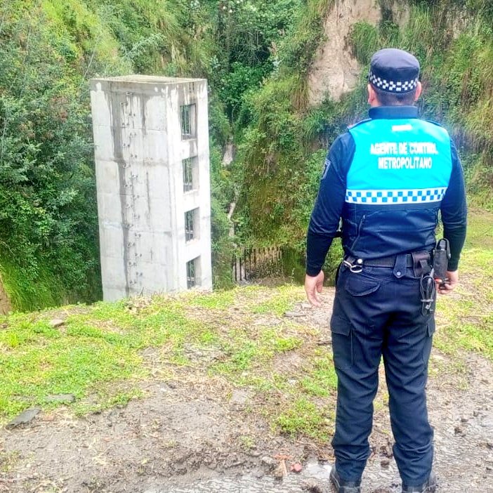 agentesdequito's tweet photo. 👮🏻♀️ #QuitoVerde | Los caudales y bases de captación de las quebradas El Tejado, Armero y Rumipamba son vigilados y monitoreados por nuestro personal para disminuir el riesgo de accidentes durante esta época lluviosa.
⚠️ La prevención salva vidas.
#SomosAgentesDeQuito💙 https://t.co/oGmJjEUPJf