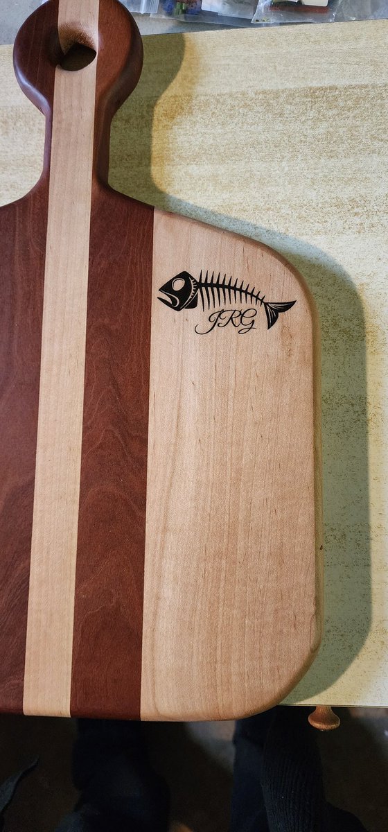 Flying__Feline's tweet photo. New Cutting Board Commission Complete! 
Ambrosia Maple and Mahogany! 
#xtool #engraving #fishbones
#laser #flyingfelinedesigns 
formerly #flyingfelineproductions 
@DeathMetalHero https://t.co/Py6TqMoSdB