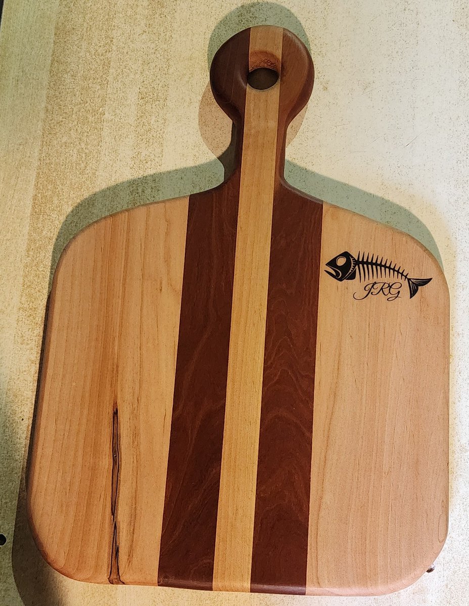 Flying__Feline's tweet photo. New Cutting Board Commission Complete! 
Ambrosia Maple and Mahogany! 
#xtool #engraving #fishbones
#laser #flyingfelinedesigns 
formerly #flyingfelineproductions 
@DeathMetalHero https://t.co/Py6TqMoSdB