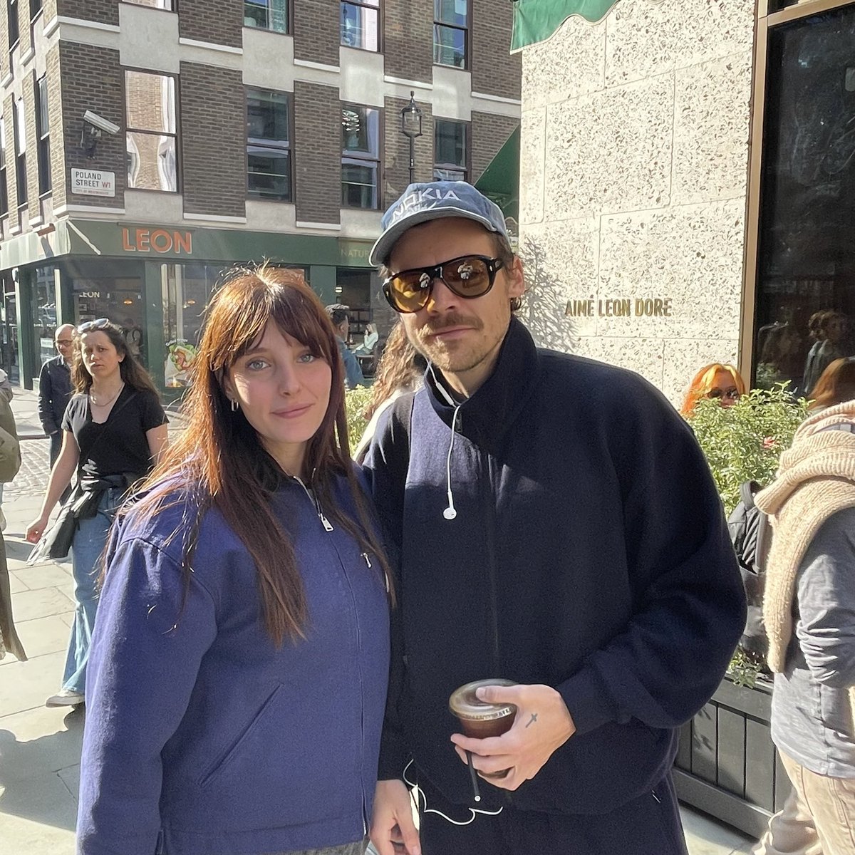 HStylesID's tweet photo. Harry with a fan in London yesterday!

📸: marilu44444 https://t.co/XLbOg5gScO