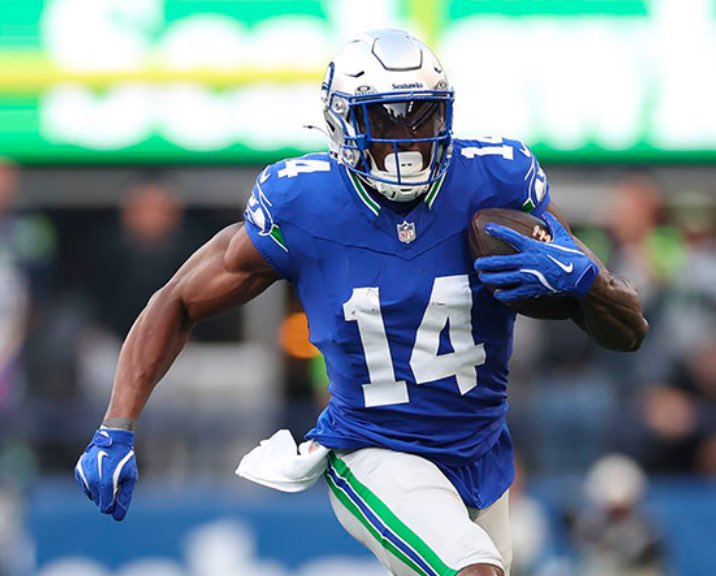 JFowlerESPN's tweet photo. The #Chargers are high on D.K. Metcalf’s list of preferred destinations in a trade, per sources, with some in the league believing L.A. is his top choice. 
 
#Texans are another team that Metcalf is watching closely, as @AlbertBreer noted. https://t.co/t1a3RcY5qE