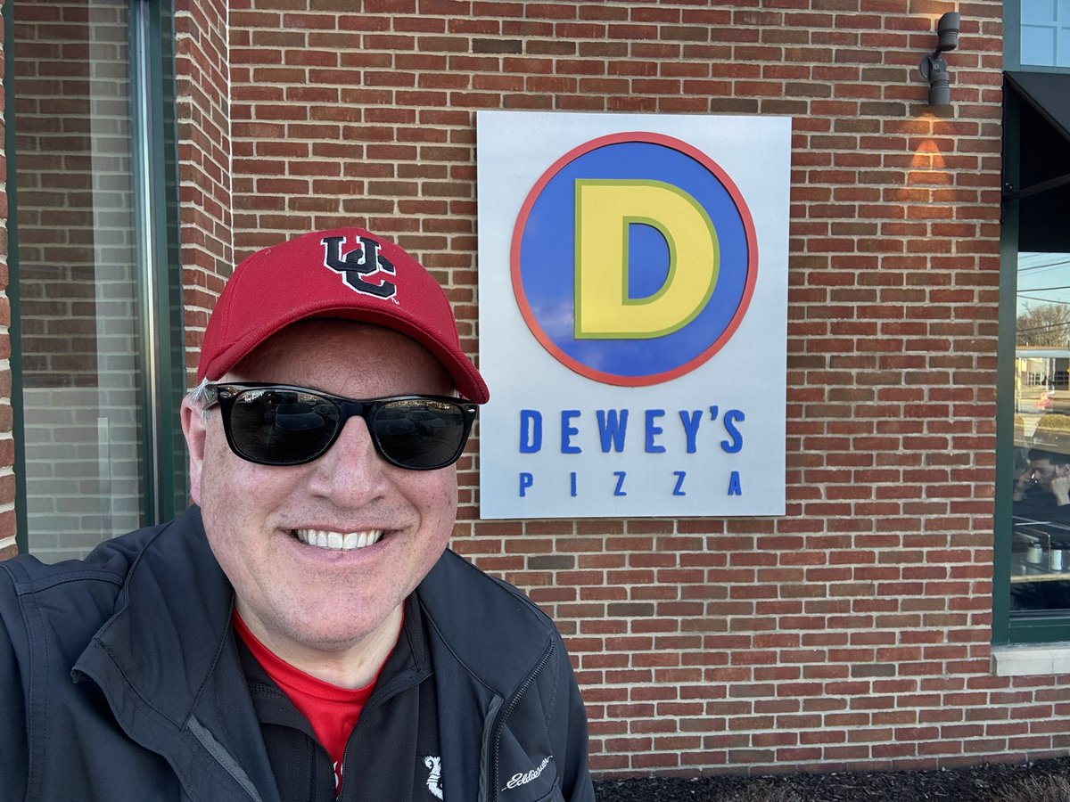cincygreghoodin's tweet photo. Da doo doo doo 
Da da da da 
It’s @DeweysPizza tonight for the #sundayslice 
Yeah, it’s back and that’s all good !
#sundayincincy #sundayvibes #cincyvibes #BearcatVibes #eatcincy #cincyeats #dinelocal https://t.co/vEGVhVyAt3