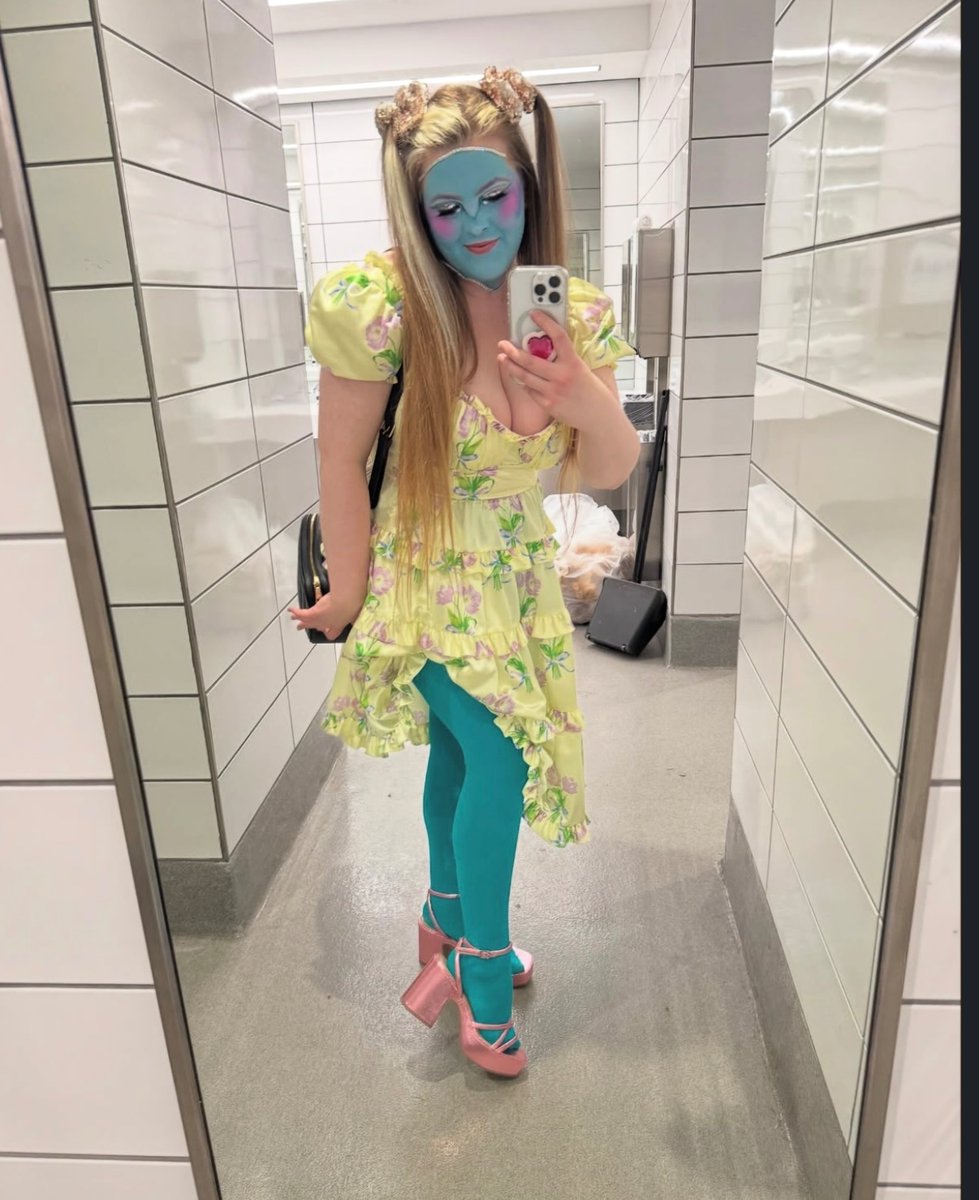 Sbaby_c's tweet image. Took my inspiration from ‘Zenon, girl of the 21st century’ for my look. - went to an after hours dance party at a flower show convention. Was alien, 90s themed.  🩵🌷🎀 #alien #zenon #uap