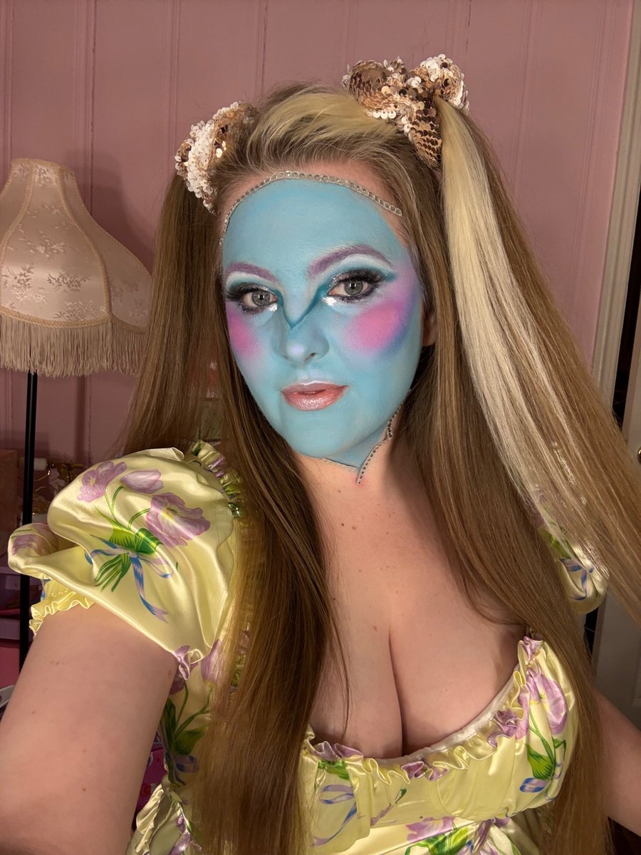 Sbaby_c's tweet image. Took my inspiration from ‘Zenon, girl of the 21st century’ for my look. - went to an after hours dance party at a flower show convention. Was alien, 90s themed.  🩵🌷🎀 #alien #zenon #uap