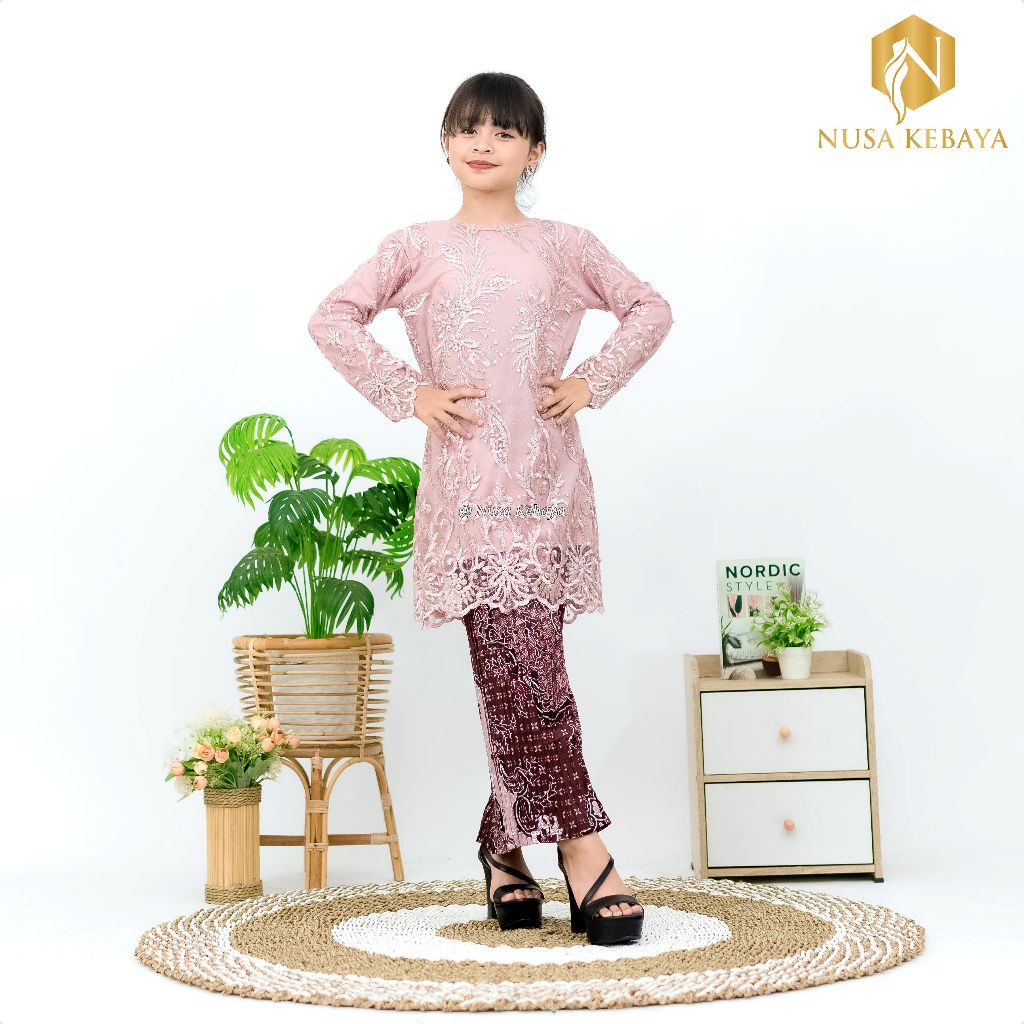 khalisaa94's tweet photo. ✨ Si manis makin berseri dengan kebaya comel ini! ✨
Lembut, selesa, dan sesuai untuk apa jua majlis. Pilihan warna pun banyak—memang buat hati cair!

https://t.co/R0s3rlmok6
https://t.co/R0s3rlmok6 https://t.co/wNsTyAgdy3