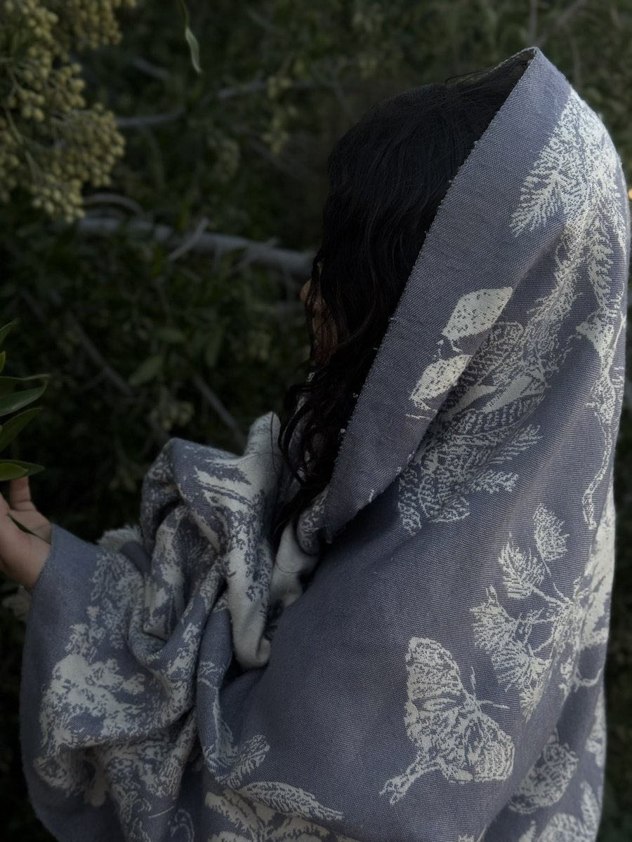 "ستينعُ ٲطرافنا بالحياة
لتصبح وارفةً كالشجر
فما عاد نخشى سقوطًا
ٳذا
رمونا
سقطنا بدمِّ الحجر
سنورق من كُلِ جُرحٍ صلاة
وتمتدُّ ٲغصاننا للقمر"