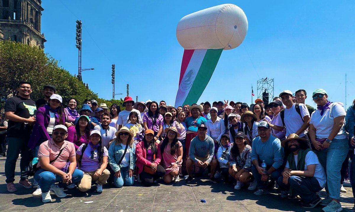 ClaudiaOliviaM's tweet photo. Nuestra presidenta @Claudiashein reafirmó su compromiso de construir un gobierno del pueblo y para el pueblo. Nos informó sobre el logro alcanzado: gracias al diálogo, se levantaron los aranceles a productos mexicanos, consolidando una relación de respeto con nuestro vecino del norte.

#ElPuebloConClaudia, tiene todo nuestro respaldo.