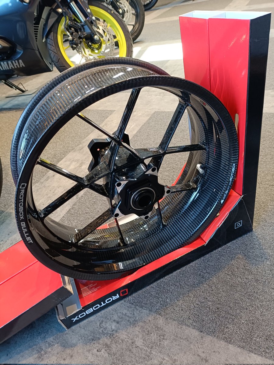 kura_fd3s_ika's tweet image. 日曜はスピトリ＆R1ツーリングに
途中から混ぜてもらったで✌️
遊んでくれてありがとー！！🙇✨

あと蔵さんのR1Mのホイールが
カーボンに変わったっぽいよ🙄
ロトボックスのバレットってやつ👀
「…その車輪…弾丸の如し……」
な〜んつって〜ww
#R1M #ROTOBOX #BULLET