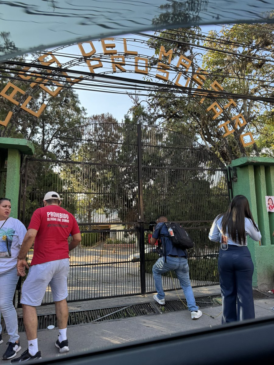 5pm y mi centro de votación no tiene señas de que vaya abrir.