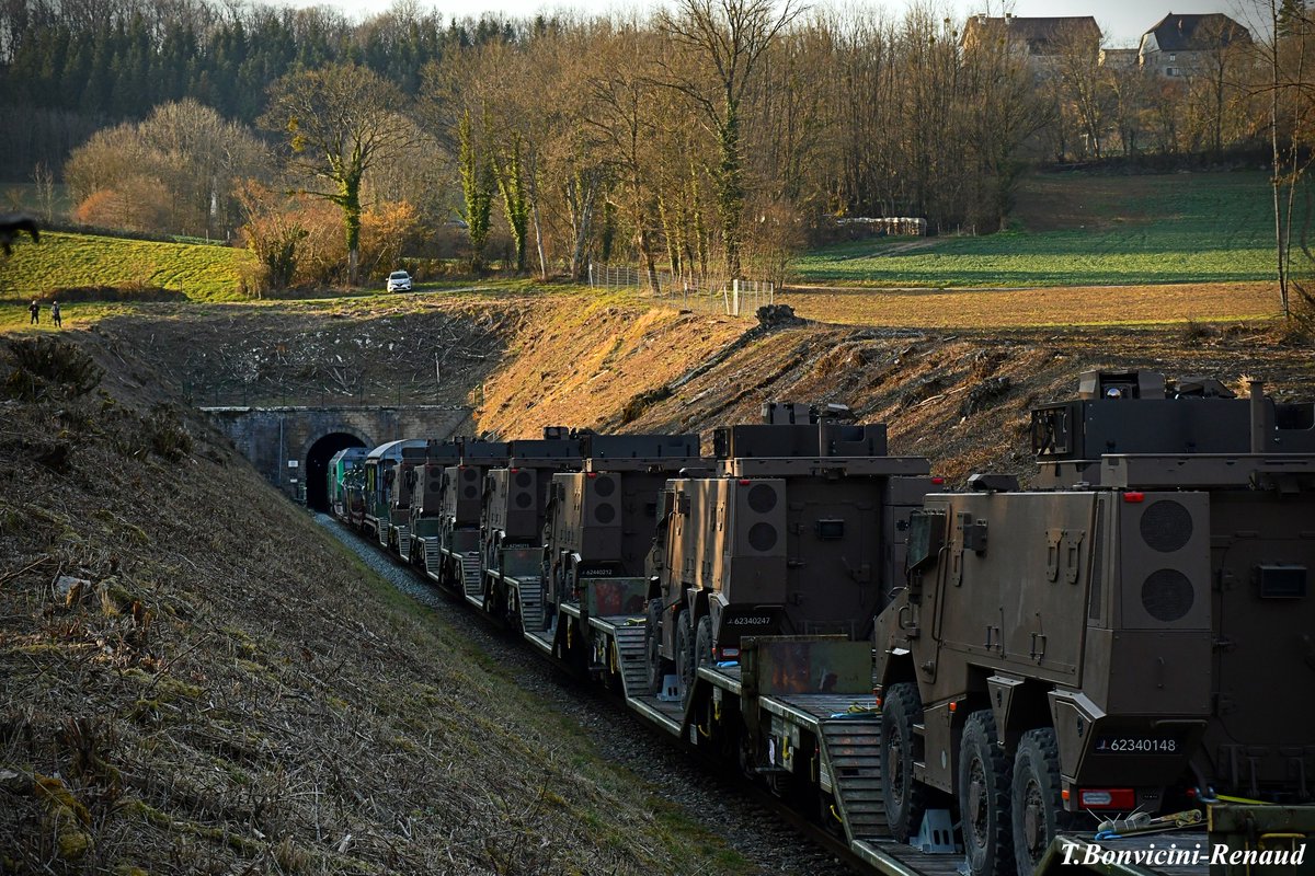 Ce  train spécial militaire achemine des #VAB , des #PVP  et des #Griffon depuis le camp du Valdahon vers Châlons-en-Champagne? vu avant l'entrée du tunnel de Morre😉
📷 FB Des trains en Bourgogne Franche-Comté
<a href="/507stre/">🇬🇧 507 STRE (Railways)</a>  <a href="/profil54/">profil54</a>