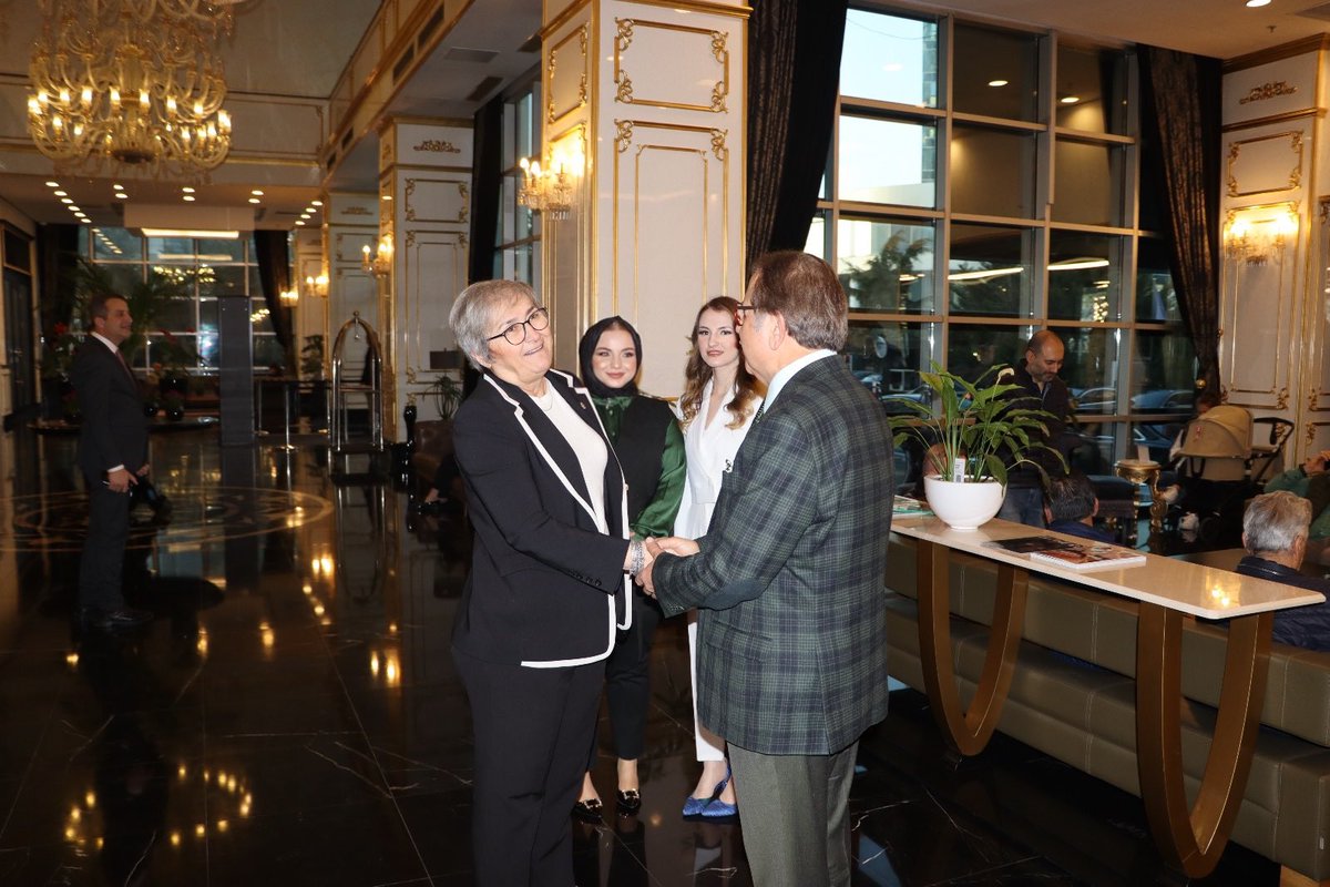 Program başlangıcımızda Sakarya Bağımsız Milletvekilimiz Sayın Ümit Dikbayır ve CHP Sakarya Milletvekilimiz Sayın Ayça Taşkent’i karşılarken.