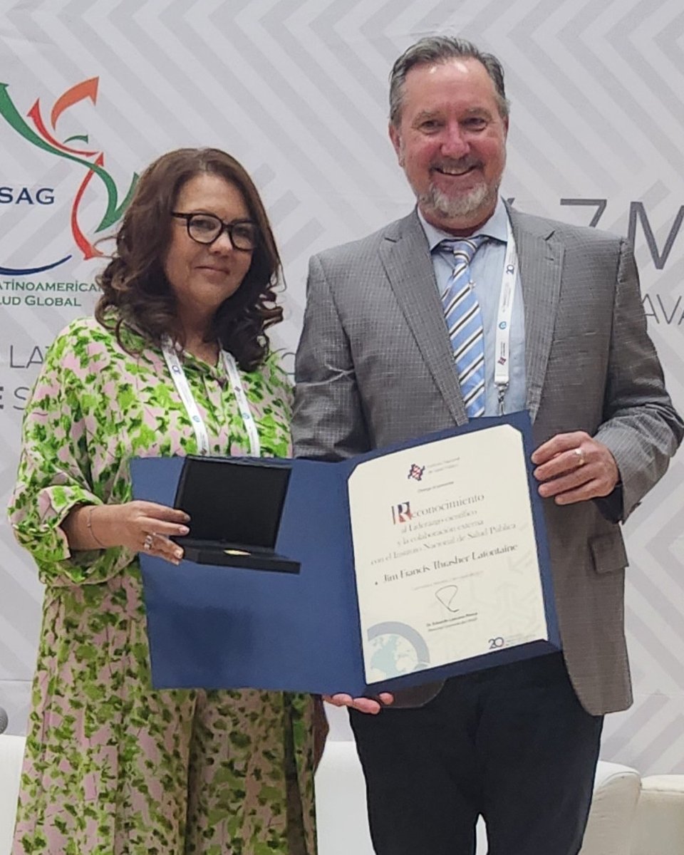 ICYMI, Jim Thrasher is the winner of the Excellence in Scientific Leadership and Collaboration Award. Here he is at the ceremony in Mexico 🏅 🇲🇽🚭
