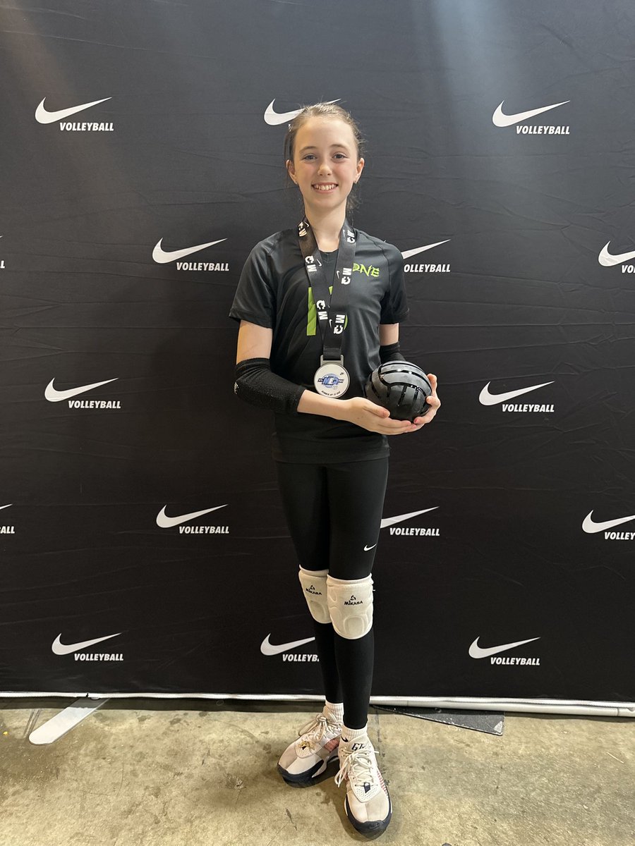 ChadEichenberg1's tweet image. Emaleigh and her @We_are_NEONE team Apex won 2nd place in the Gold Division of the MidEast Classic to capture a bid to Nationals this summer in KC! Great play all around by this team knocking off some perennial powers. 3 future @VbMalcolm players in this crew.
馃挌馃┓馃彁馃┓馃挌