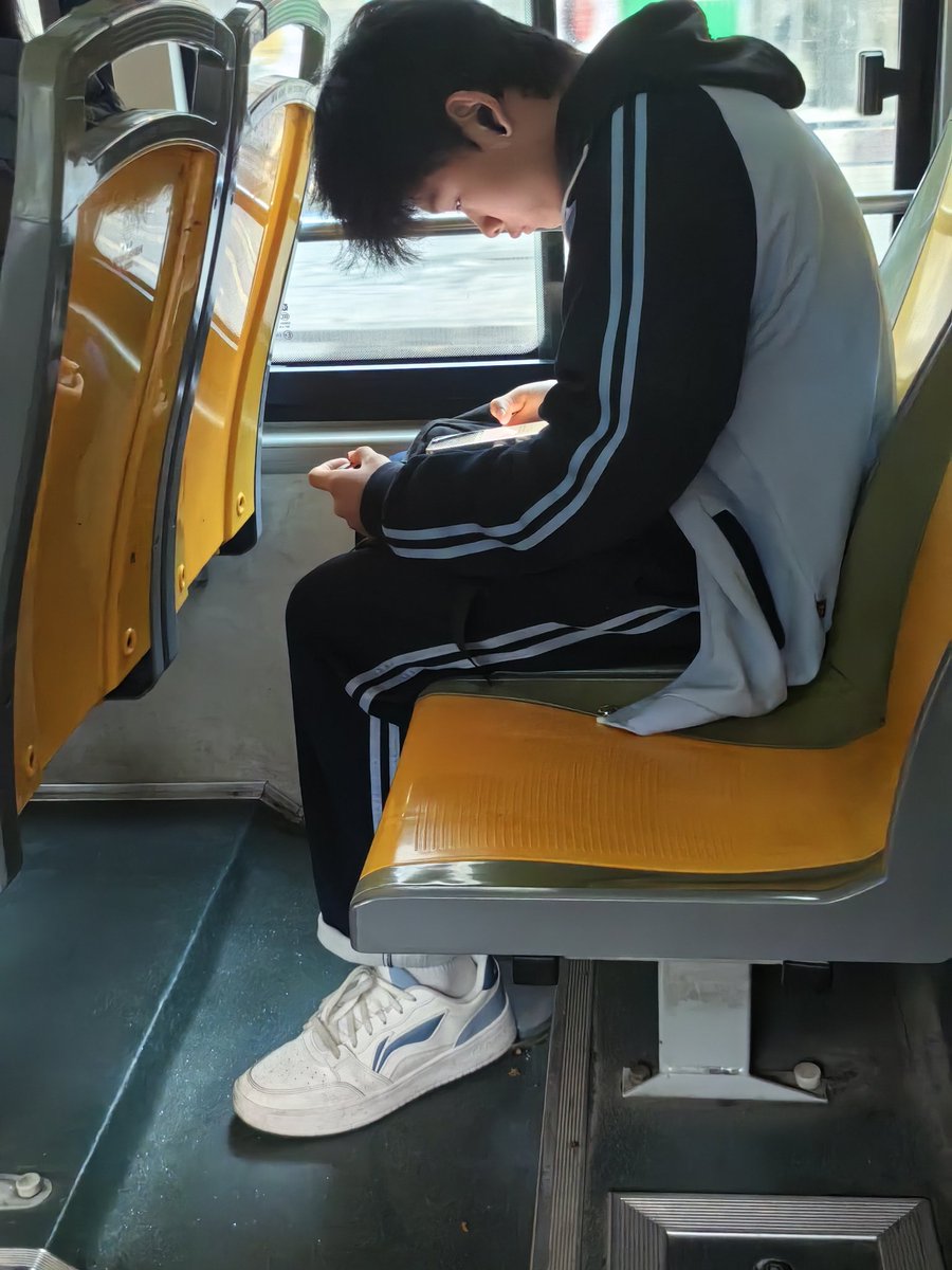 #公交车 偶遇 #男高 太帅了