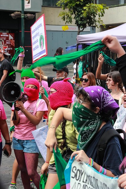 El feminismo es interseccional 
No sin las personas trans 
No sin las trabajadoras sexuales 
No sin las racializadas 
No si alguna queda atrás 

#8MRebeldeYDeLucha