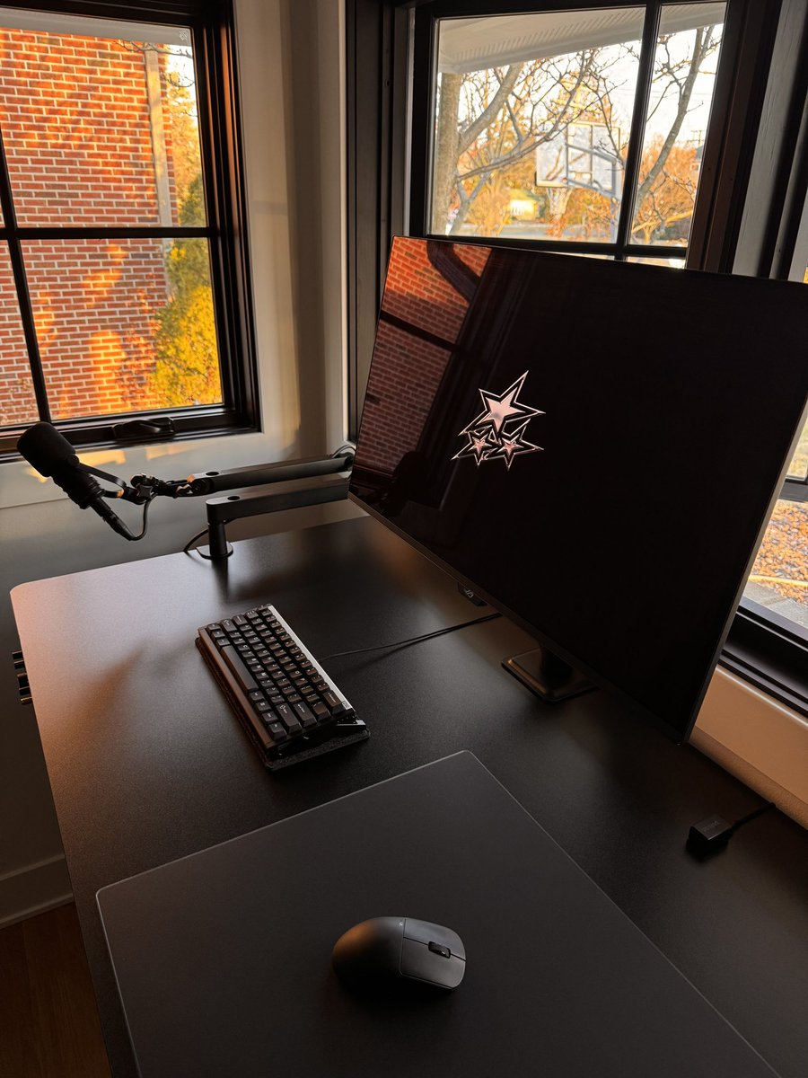 cellopcs's tweet photo. Standing desk 🫣 https://t.co/Zv4FRbIE2z