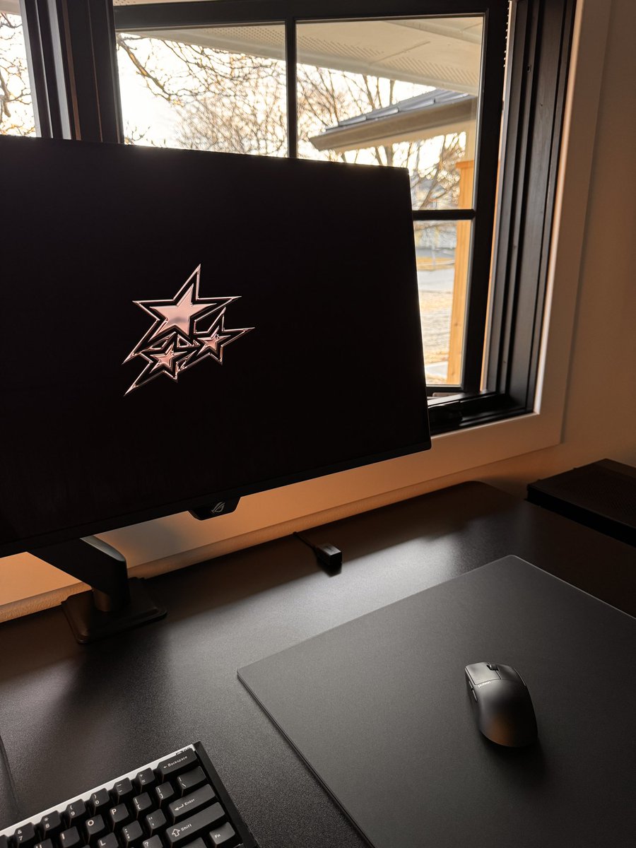 cellopcs's tweet photo. Standing desk 🫣 https://t.co/Zv4FRbIE2z