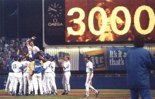 BBGreatMoments's tweet photo. Brewers players lift Robin Young up after he gets his 3000th hit in 1992. https://t.co/pNwXDrDrDz