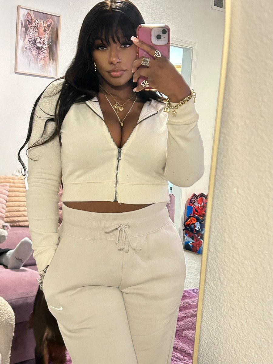 KeepIt5Hunnid's tweet photo. Pretty in cream https://t.co/5Nr3OzSbWd