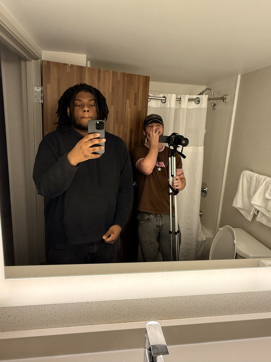 Ihatelogan tweet media