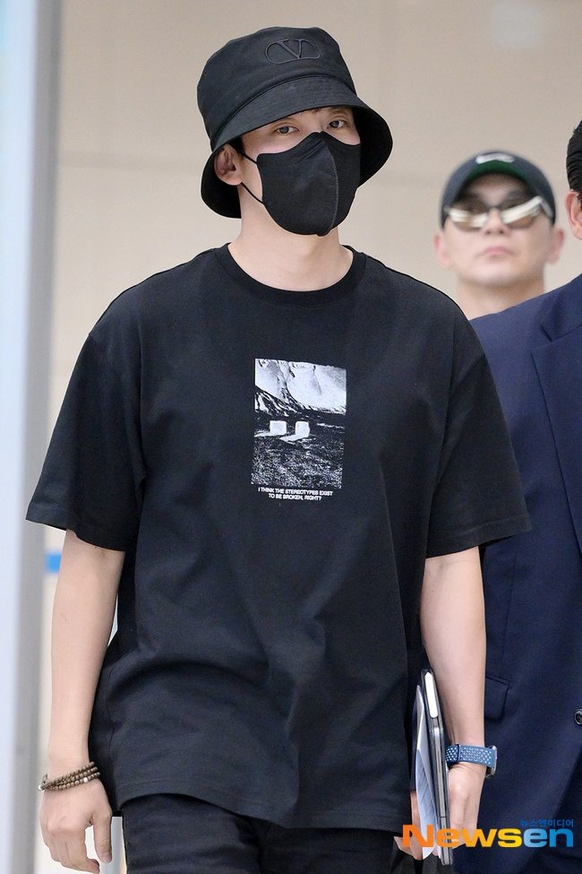 _onlyoo__'s tweet photo. 📢 우주최강 배우 김남길 탄신 주간 길민수템 나눔 해요

📍참여 가능: 맞팔/팔로워/rt로 참여
     ㄴ비계 제외

📍당발: 우주최강 배우 탄신일 

📍사이즈: s

제가 소장하고 있는 길민수 중복템중에서 골라봤어요 

제일 작은 사이즈로 구매했지만 커서 못 입는...

저 대신 예쁘게 입어 줄 수 있는 휀걸님 모셔요

어게인 대만 공연 후 입국 때 입은 블랙 티셔츠입니다