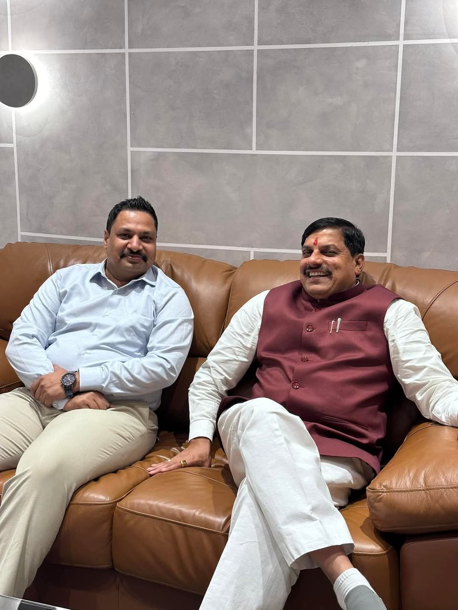 Nikhil Pochat (@pochatnikhil) on Twitter photo आपणास वाढदिवसाच्या मनःपूर्वक हार्दिक शुभेच्छा, दादा 💐💐 <a href="/Manojpochat/">Manoj Pochat</a>
*कर्तृत्वाशी एकनिष्ठ असणारी माणसं जीवनात कधीही अपयशी ठरत नाहीत*
आणि तुझे हे व्यक्तित्व आम्ही सदैव बघतोय👏
तू जीवनात सदैव आनंदी असावा
हीच ईश्वरचरणी प्रार्थना, वाढदिवसाच्या अनंत अनंत शुभेछा दादा🎂🎂 आपणास वाढदिवसाच्या मनःपूर्वक हार्दिक शुभेच्छा, दादा 💐💐 <a href="/Manojpochat/">Manoj Pochat</a>
*कर्तृत्वाशी एकनिष्ठ असणारी माणसं जीवनात कधीही अपयशी ठरत नाहीत*
आणि तुझे हे व्यक्तित्व आम्ही सदैव बघतोय👏
तू जीवनात सदैव आनंदी असावा
हीच ईश्वरचरणी प्रार्थना, वाढदिवसाच्या अनंत अनंत शुभेछा दादा🎂🎂