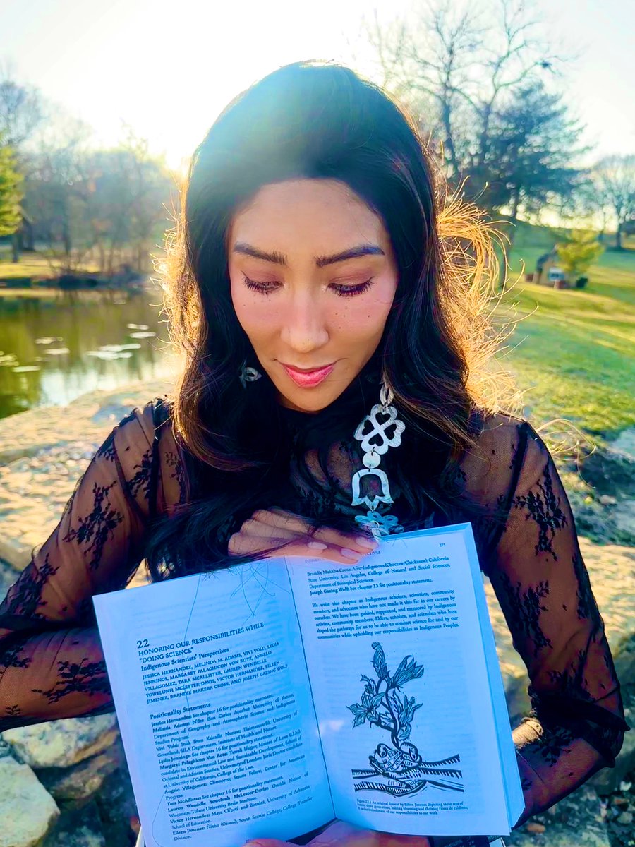 For #InternationalWomensDay2025 I received a copy of this beautiful book w a chapter I co-authored as an Indigenous scientist 🌱#wildfire #Indigenous #womenInSTEM