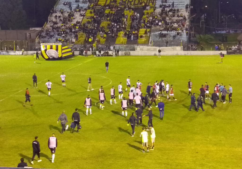Final de los primeros 45 minutos en el Fragata Sarmiento: #AlmiranteBrown con Gol de Gonzalo Flores a los 18' le gana 1-0 a #Colon 

#VamosBrown 💛🖤💛