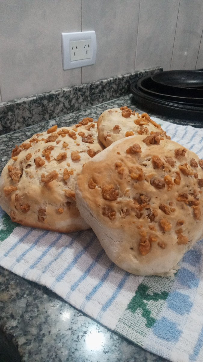 Tarde de pancitos xon chicharrón 😋
Y matecocido ... El clima lo acompaña ❤