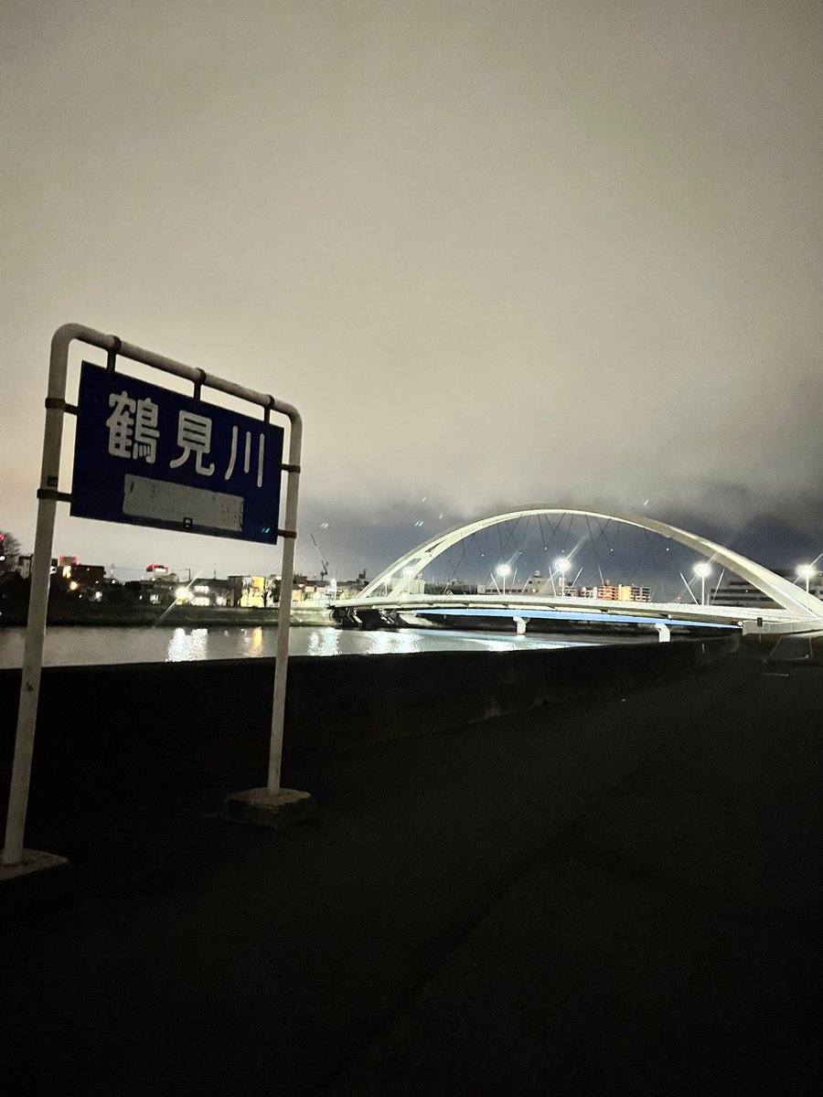 現在深夜1時ですが、三人で鶴見川の河川敷を海に向かって歩いています。このような意味不明な情熱こそが寮生たるゆえんですね。