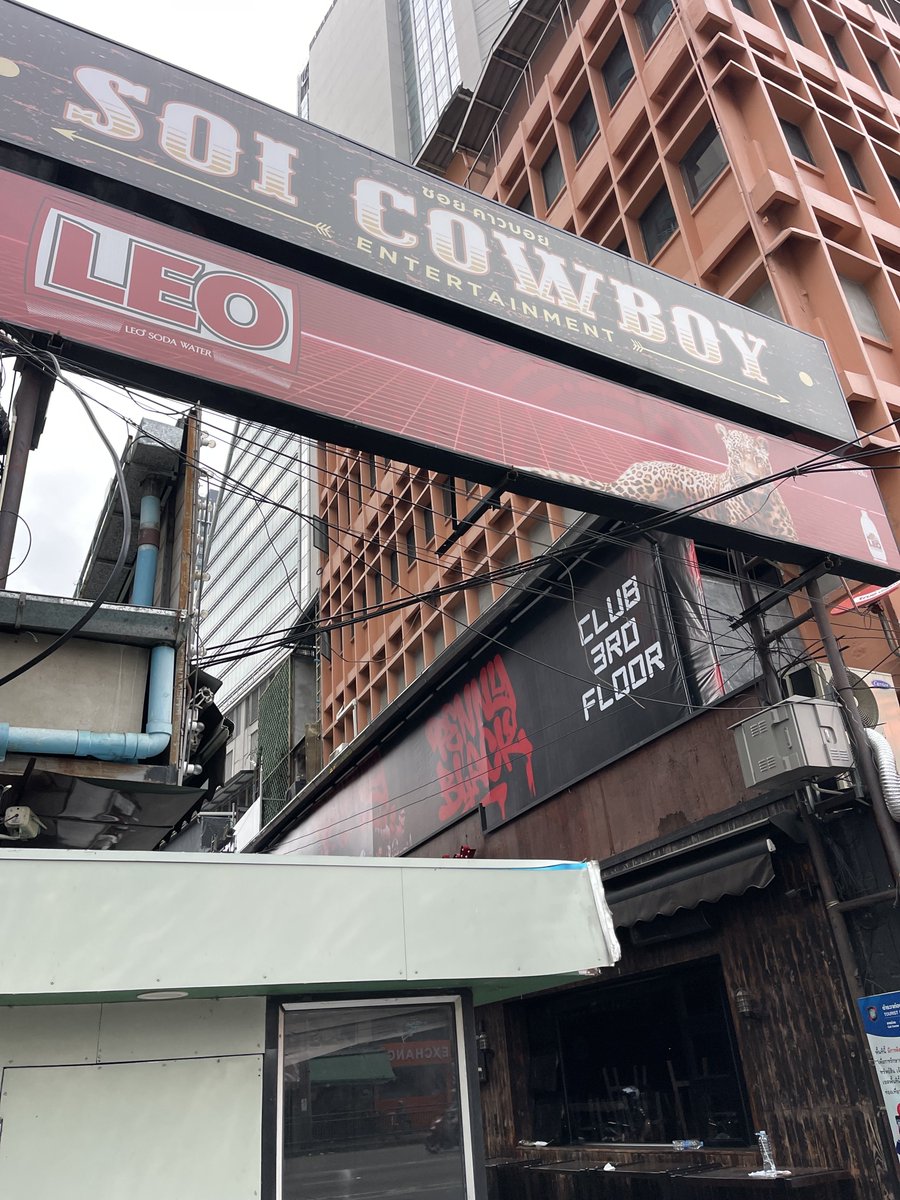 BLEZ_pharmacy's tweet image. 真面目じゃない方の写真記録
BLEZ漢方薬局前にあるお店「CHINCHIN」
歯ブラシでかすぎて靴ブラシだと思った
セクシーお姉さんの通り「SOY COWBOY」
マレーシアのお寿司屋さん「EMPIRE SUSHI」
#chinchin #toothbrush #SoyCowboy #Sushi