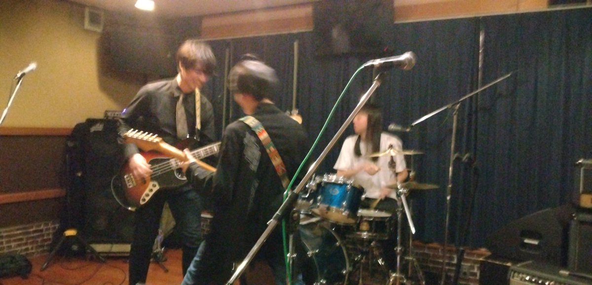 3/9  国分寺 ピアチェーレ  
         吉祥寺 theLEO   
共に素晴らしき。 自分の音楽いうことやな。LEOの前のバンドのベースも意志あって良かったな。
