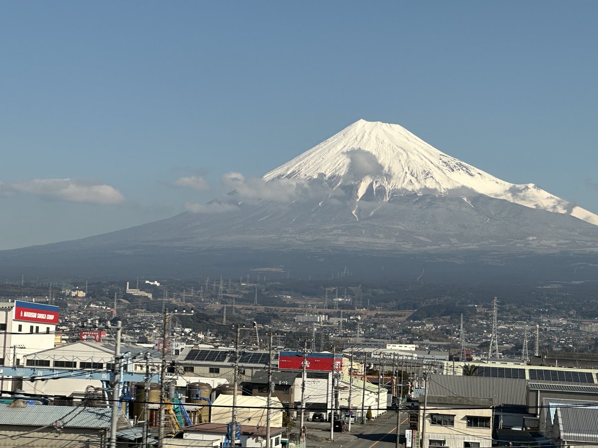京都での裏千家淡交会総会に向かう新幹線の中から、久し振りに美しい富士山を拝見。
やはり日本人として、美しい富士山を仰ぎ見ると、明るく、温かい気持ちになりますね。