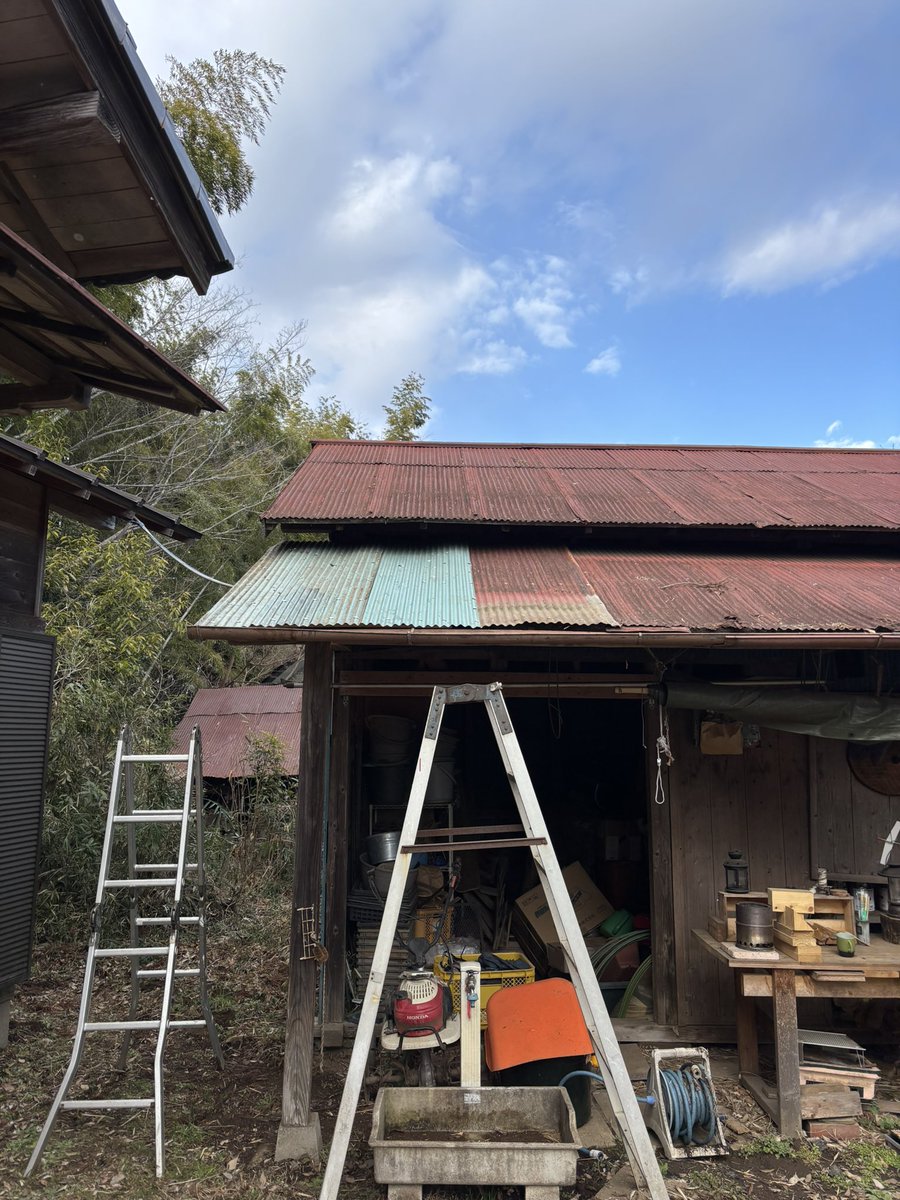19年の台風で吹き飛んだトタンをようやく補修しました。
Sさんの協力のもと、なんだかんだ3時間くらいかかった。。