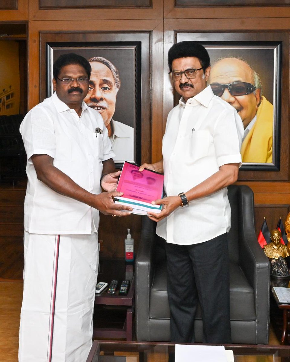 lawyermanidpi's tweet image. மாண்புமிகு தமிழ்நாடு முதலமைச்சர் அவர்களின் தலைமையில் நடைபெற்ற நாடாளுமன்ற உறுப்பினர்கள் கூட்டத்தில் பங்கேற்று பின்னர் நமது தருமபுரி நாடாளுமன்றத் தொகுதியில் எனது செயல்பாடுகள் குறித்த அறிக்கையை முதலமைச்சர் அவர்களிடம் சமர்ப்பித்த பொழுது.

@mkstalin @Udhaystalin ⁦@MRKPanneer⁩