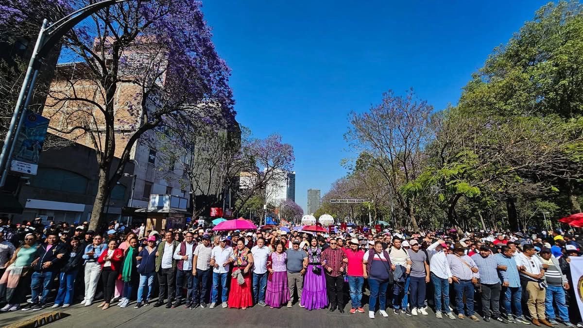 El día de hoy desde la Capital de la República Mexicana acudí junto a mis compañeras de la Alianza <a href="/SimonaRoblesOax/">Alianza Simona Robles</a> a respaldar a nuestra Presidenta <a href="/Claudiashein/">Claudia Sheinbaum Pardo</a> le hicimos patente nuestro respaldo ante la defensa de la soberanía de nuestro pueblo. #ClaudiaTuLuchaEsNuestraLucha