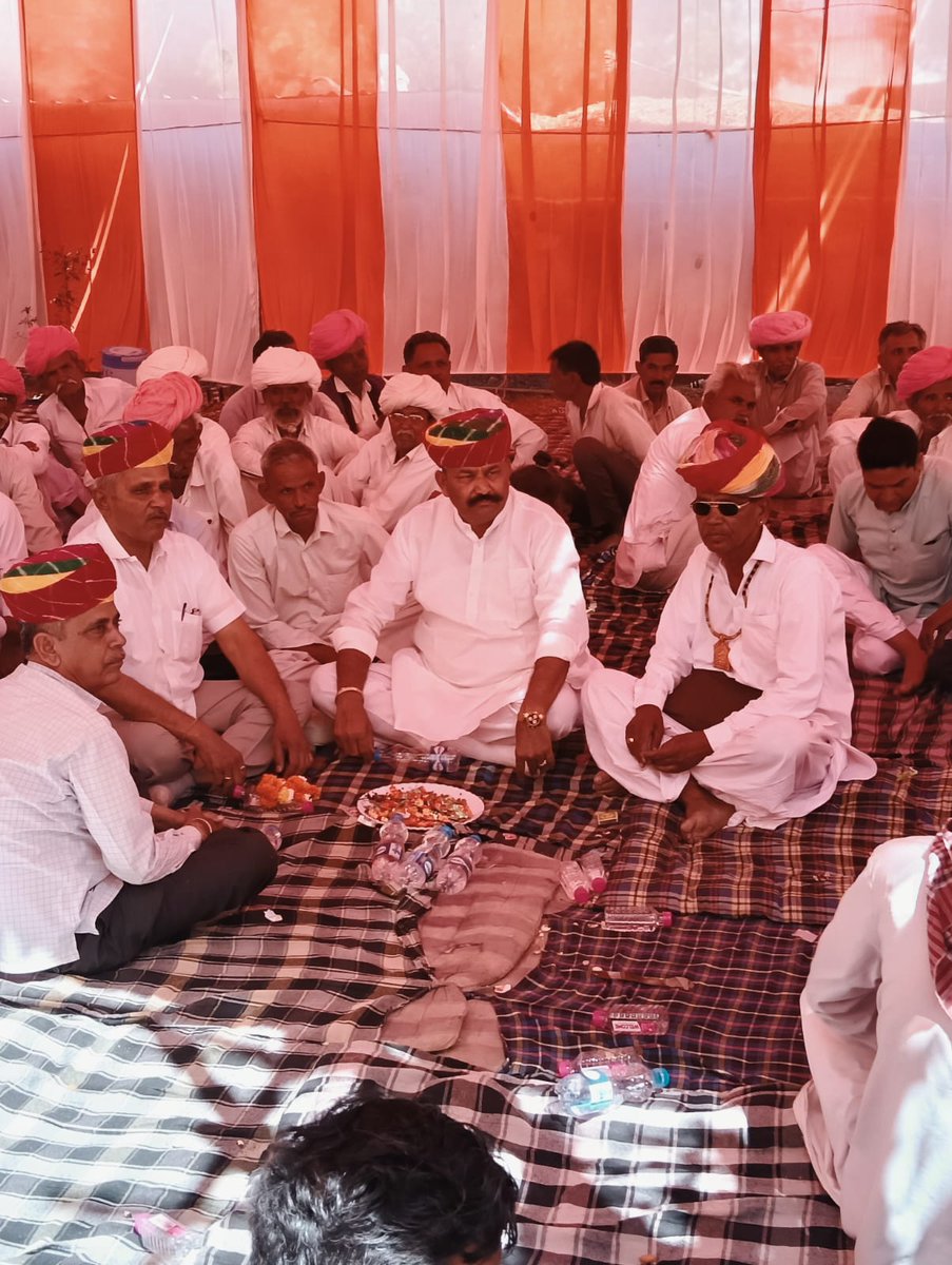 आज जोगावा गांव में नैनाराम जी गेहलोत के पोते की ढूंढ की सभा मे शामिल होकर बधाई एवं शुभकामनाएं दी।
 स्वागत सत्कार के लिए गेहलोत परिवार का बहुत बहुत आभार एवं धन्यवाद।