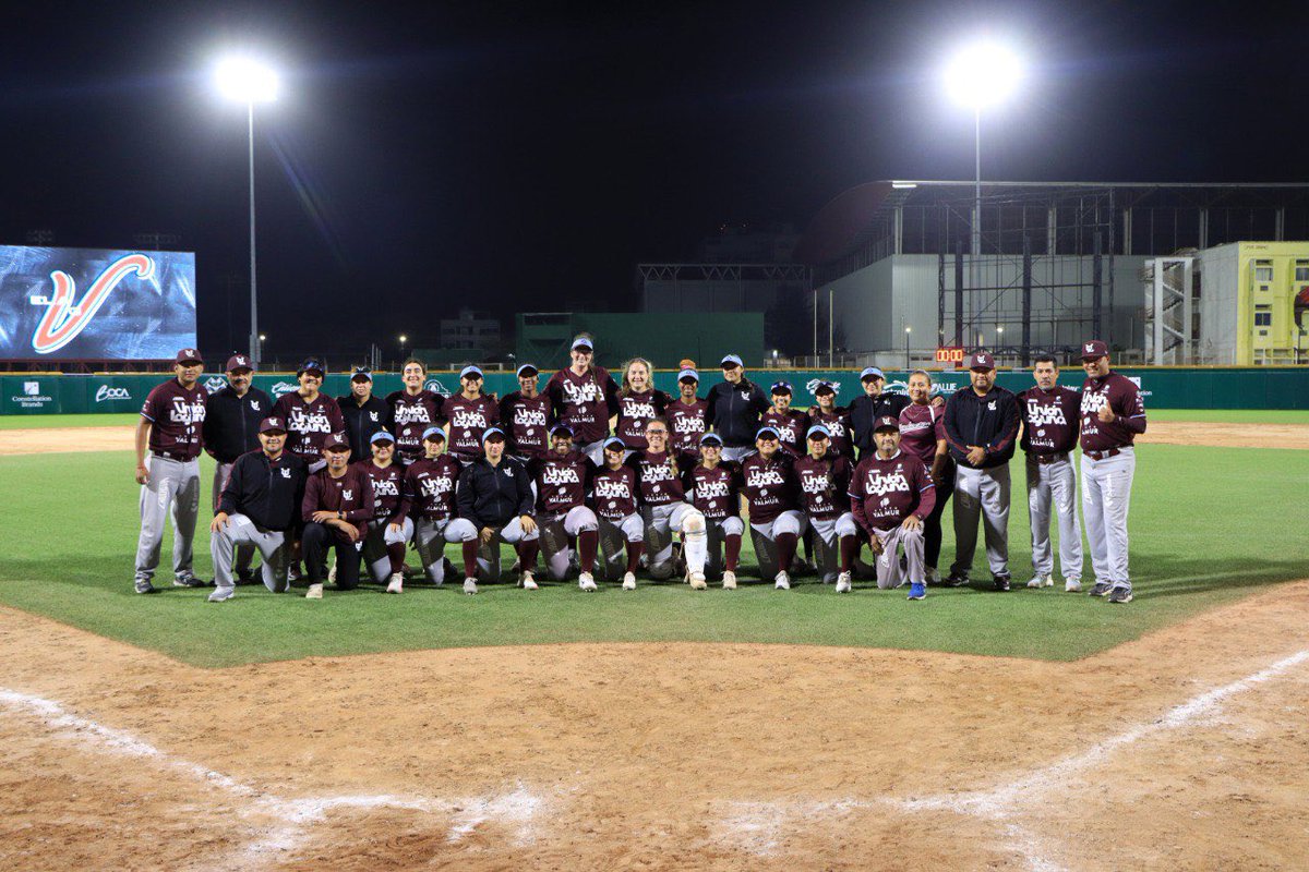 AlgodonerasULSoftbol (@algodonerasul) on Twitter photo GRACIAS AFICIÓN 🙌🏻
Este año hicimos historia al debutar en <a href="/LigaMexSoft/">LigaMexSoft</a> fue complicado, pero prometemos volver más fuertes 👊🏻
Gracias por estar para nosotras juego con juego, nos vemos en 2️⃣0️⃣2️⃣6️⃣🫶🏻
#LaRevoluciónApenasComienza 😎🥎 GRACIAS AFICIÓN 🙌🏻
Este año hicimos historia al debutar en <a href="/LigaMexSoft/">LigaMexSoft</a> fue complicado, pero prometemos volver más fuertes 👊🏻
Gracias por estar para nosotras juego con juego, nos vemos en 2️⃣0️⃣2️⃣6️⃣🫶🏻
#LaRevoluciónApenasComienza 😎🥎
