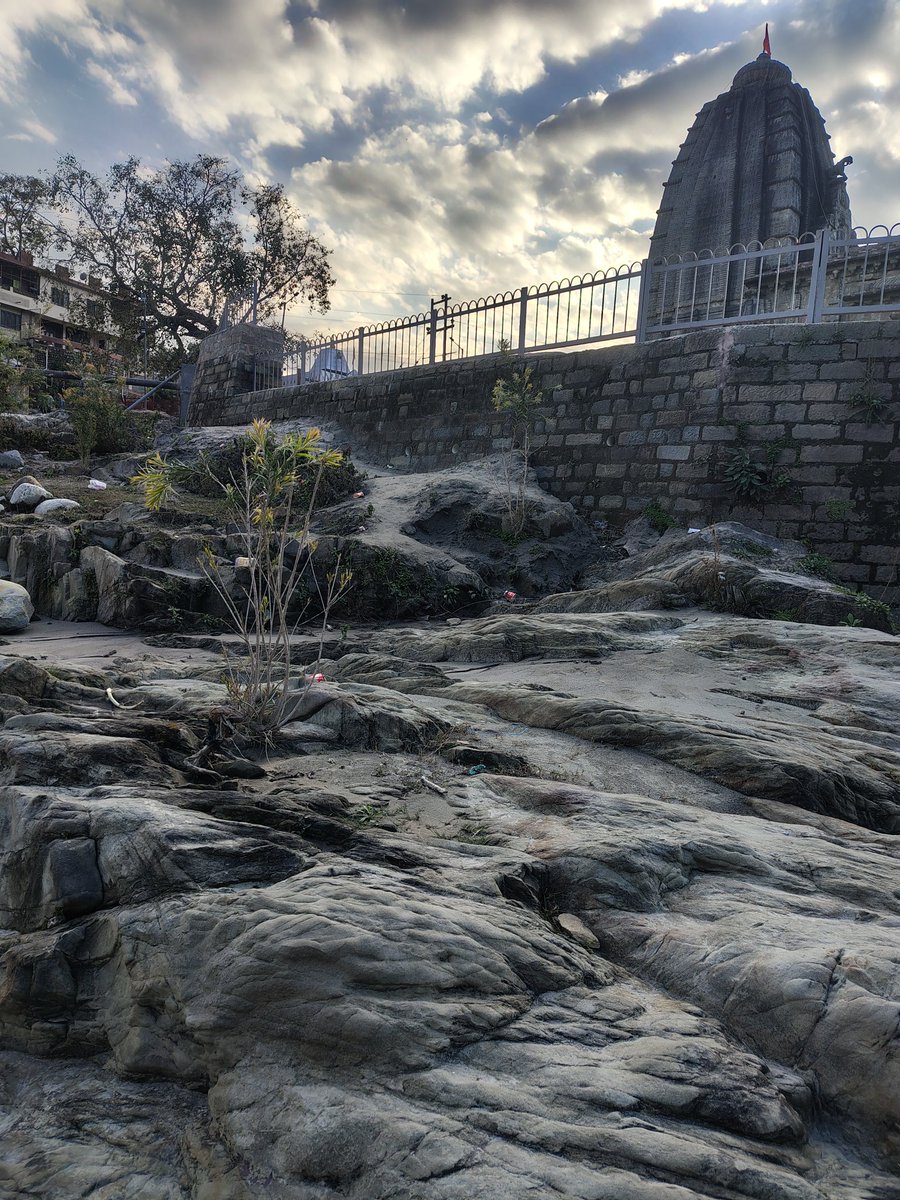 कर्पूरगौरं करुणावतारं संसारसारं भुजगेन्द्रहारम्
सदा वसन्तं हृदयारविन्दे भवं भवानीसहितं नमामि।
#महादेव