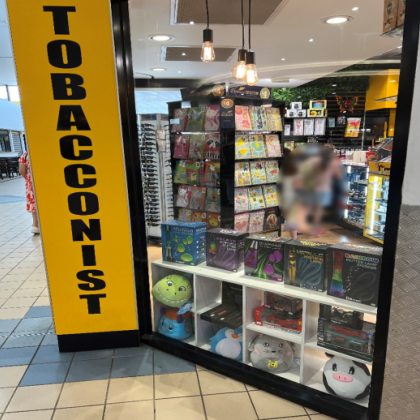 A #UQ study reveals that current Australian tobacco laws inadequately protect children, with retailers using toy displays &amp; cartoon imagery to attract minors.  

The study recommends stricter regulations to de-normalise tobacco &amp; limit youth exposure
bit.ly/4kCks7B