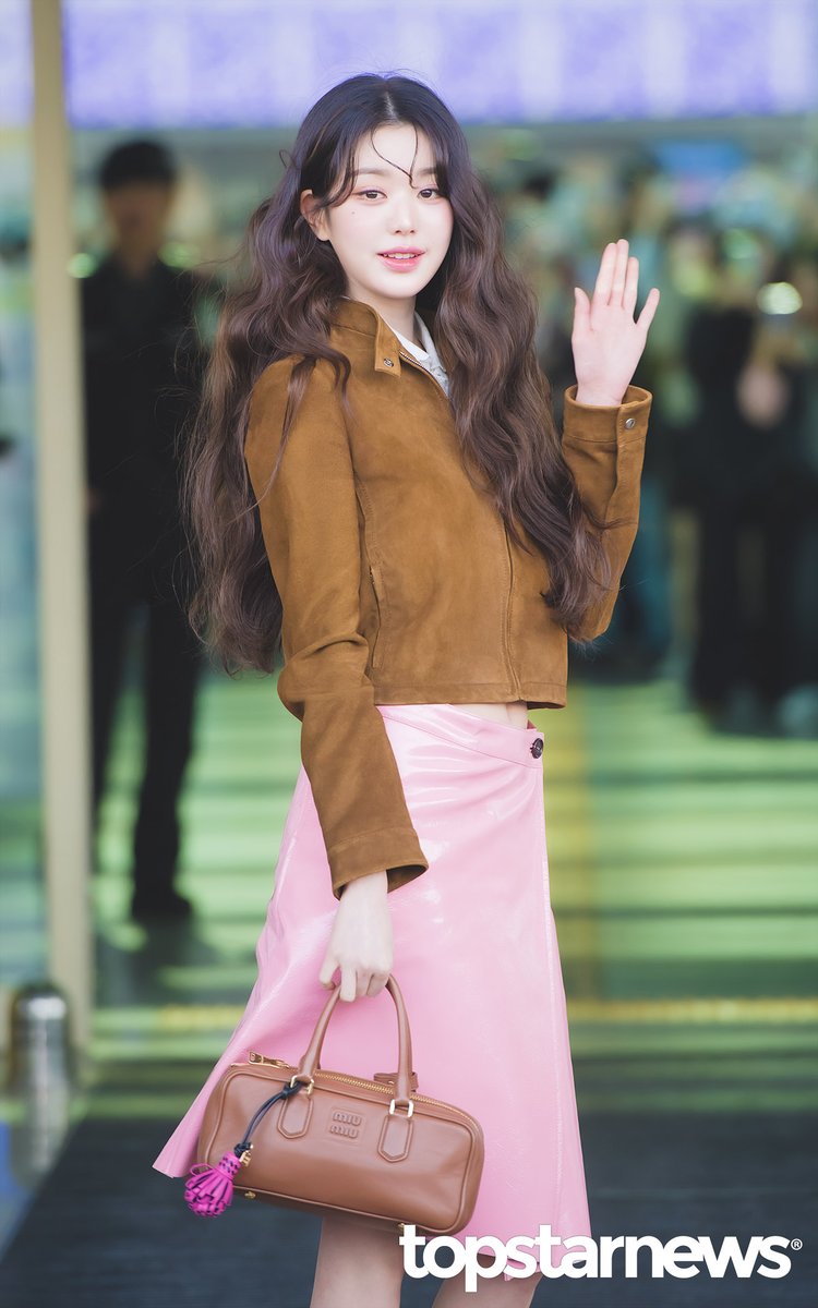 TSN_PHOTO's tweet image. 아이브 장원영, ‘럭키비키 프린세스’ (인천공항 출국) [HD포토] #파리패션위크 #인천공항 #출국 #입국 #프리뷰 #아이브 #IVE #장원영 topstarnews.net/news/articleVi… &amp;lt;- Original Photo