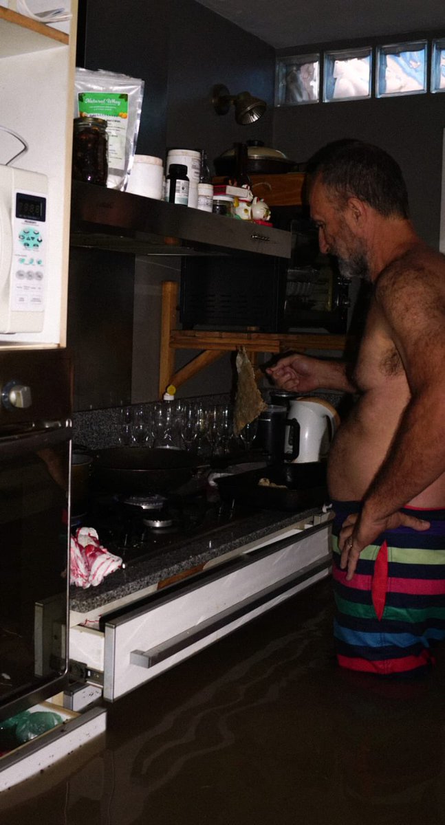podemos tener toda la casa inundada, pero a mi papa no le parecio mal momento para ponerse hacer unas milangas