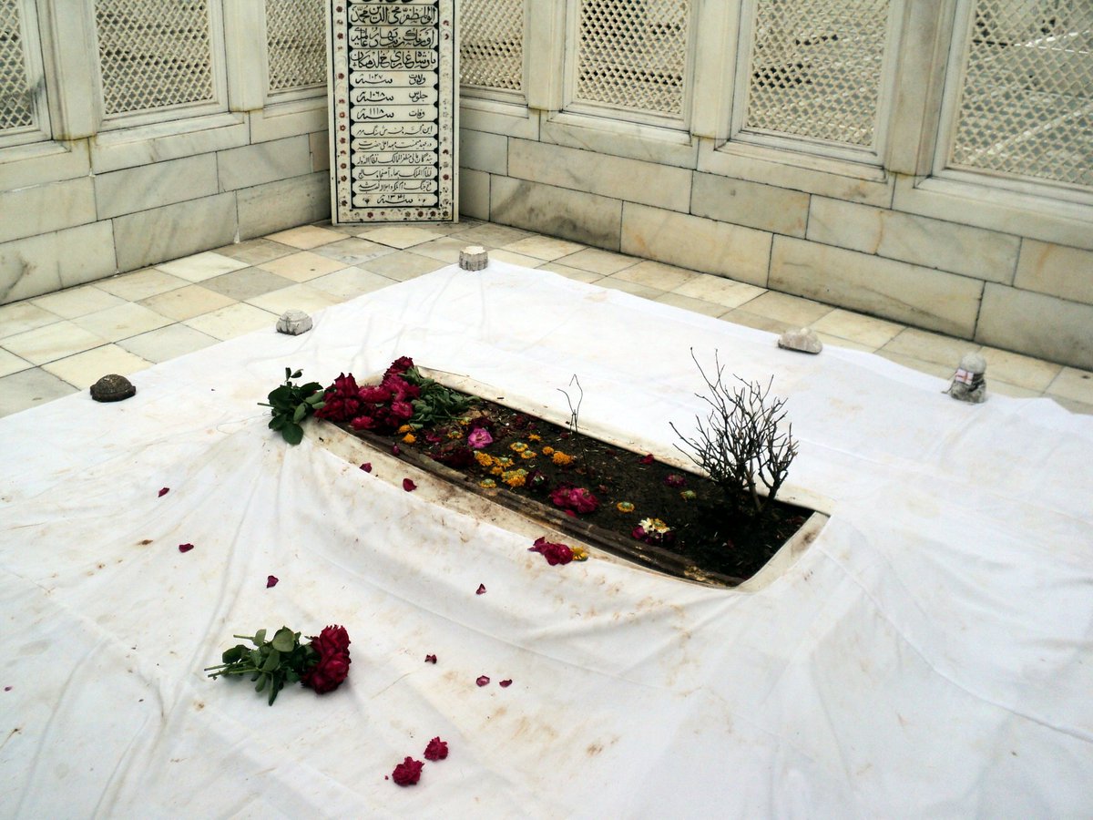 ASI has so far spent over ₹6.50 lakh on Aurangzeb's tomb,including ₹ 2,55,160 till Nov2022-23. Meanwhile,Chhatrapati Shivaji Maharaj's Sindhudurg Fort an enduring symbol of Swarajya
receives a meagre₹250 per month in govt aid #Bulldoze_Aurangzeb_Tomb stop glorifying an invader