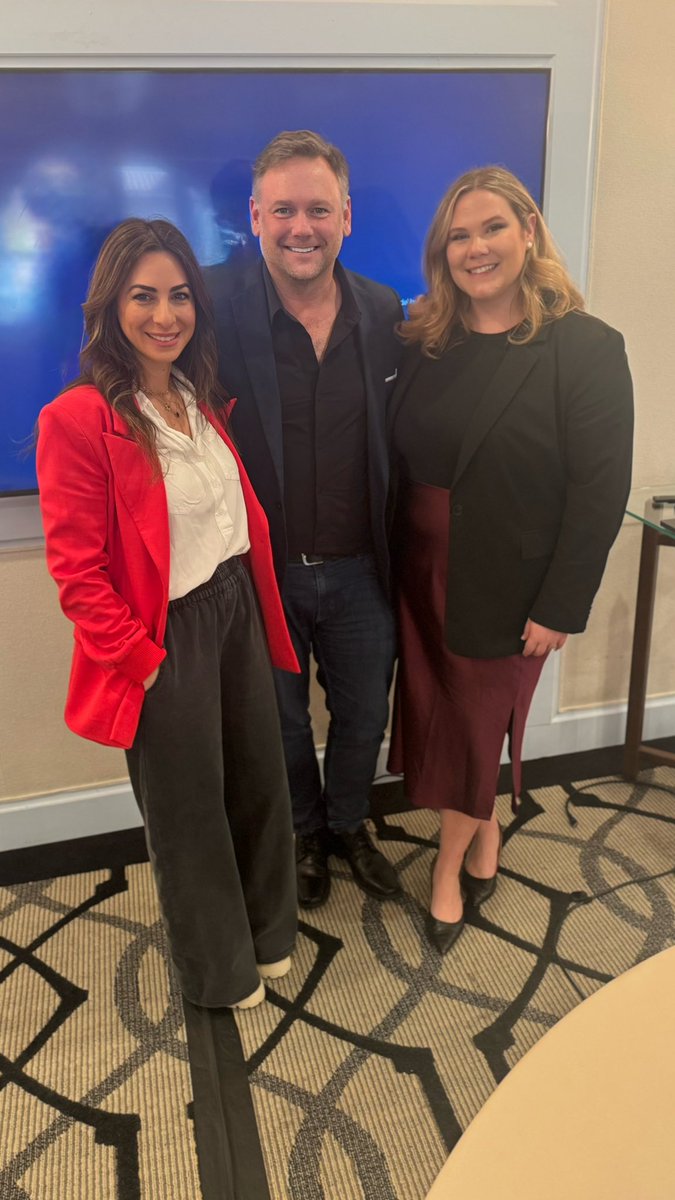 Had a fantastic time today with Elizabeth Barcohana and Carly Tomaine from the Leadership Institute, engaging with teens about the significance of voting and guiding them through the registration process. Educating the next generation on civic responsibility is crucial for